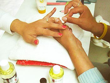 Remover el esmalte en manicura