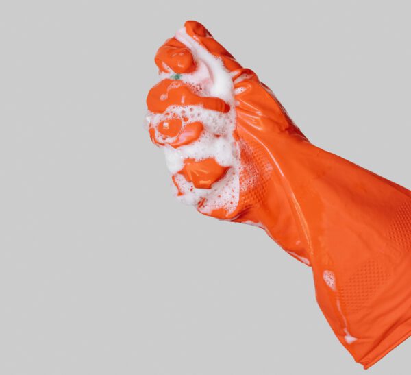 mano-de-primer-plano-con-guante-naranja